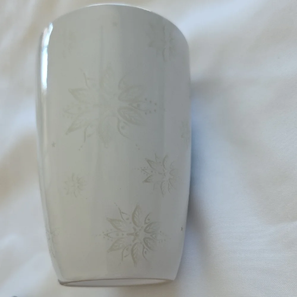 Starbucks 2020 White Snowflake Tubmber Mug With Travel Lid 12oz